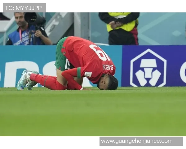 球员为亡父进球后跪地痛哭，令人泪目