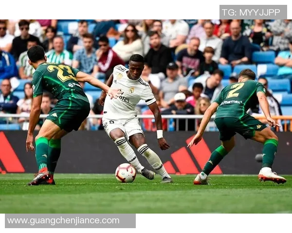 英超球队球员位置灵活性对战术布局与比赛节奏的深远影响分析 英超球队球员位置灵活性对战术布局与比赛节奏的深远影响分析